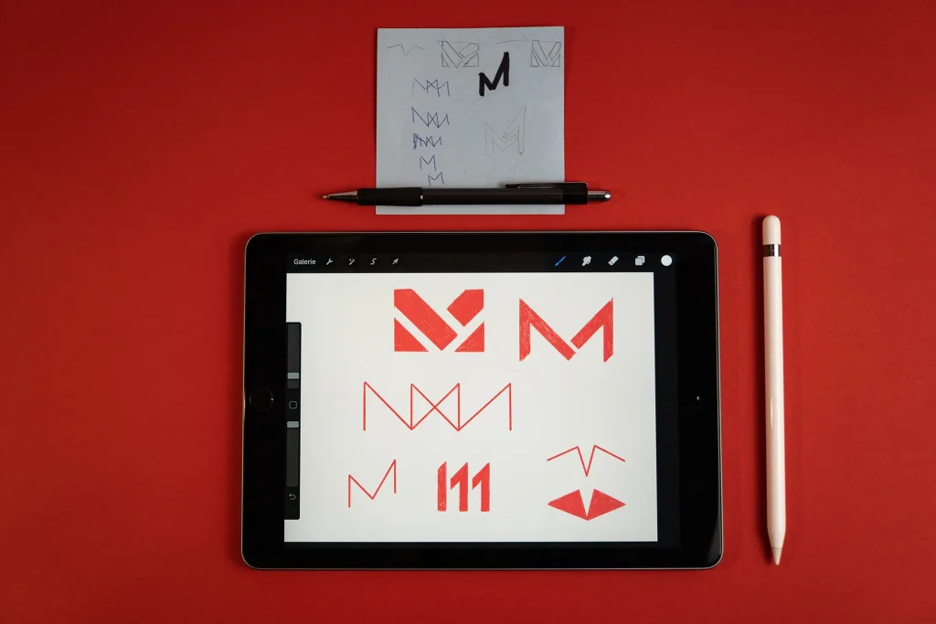 Brand Design von Corliss Design für Maja Sinkovec, von der ersten Logo Skizze Papier zu der Weiterentwicklung am Tablet