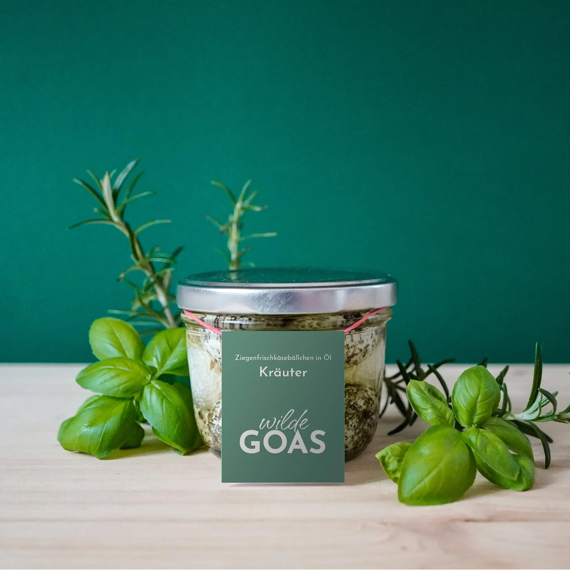 Logo Design für Wilde Goas von Corliss Design, zu sehen ist ein Glas mit Ziegenbällchenkäse mit Etikett