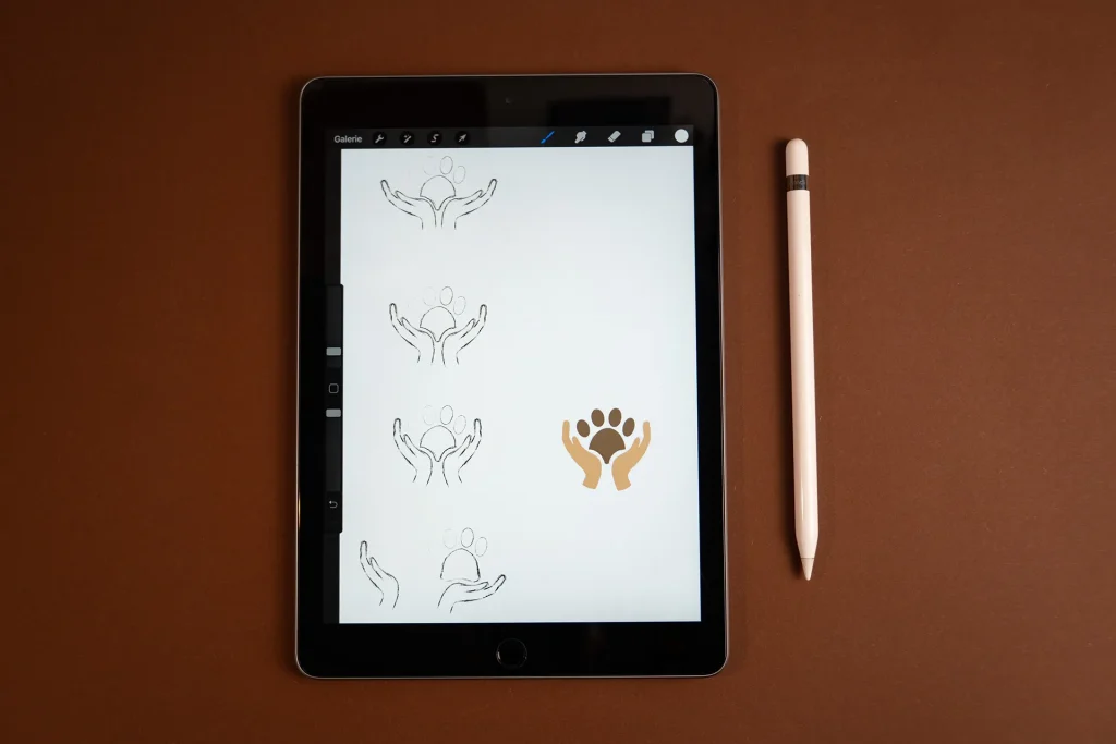 Brand Design von Corliss Design für Pfotenbalance, zu sehen sind Skizzen für das Logo am iPad