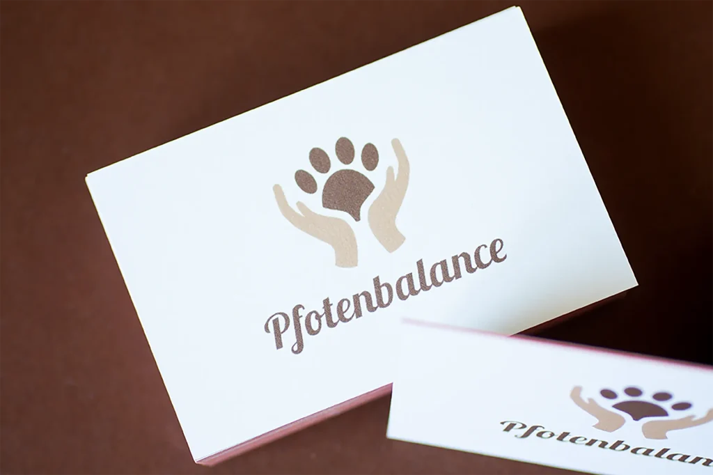 Brand Design von Corliss Design für Pfotenbalance, zu sehen ist das Logo auf der Vorderseite einer Visitenkarte