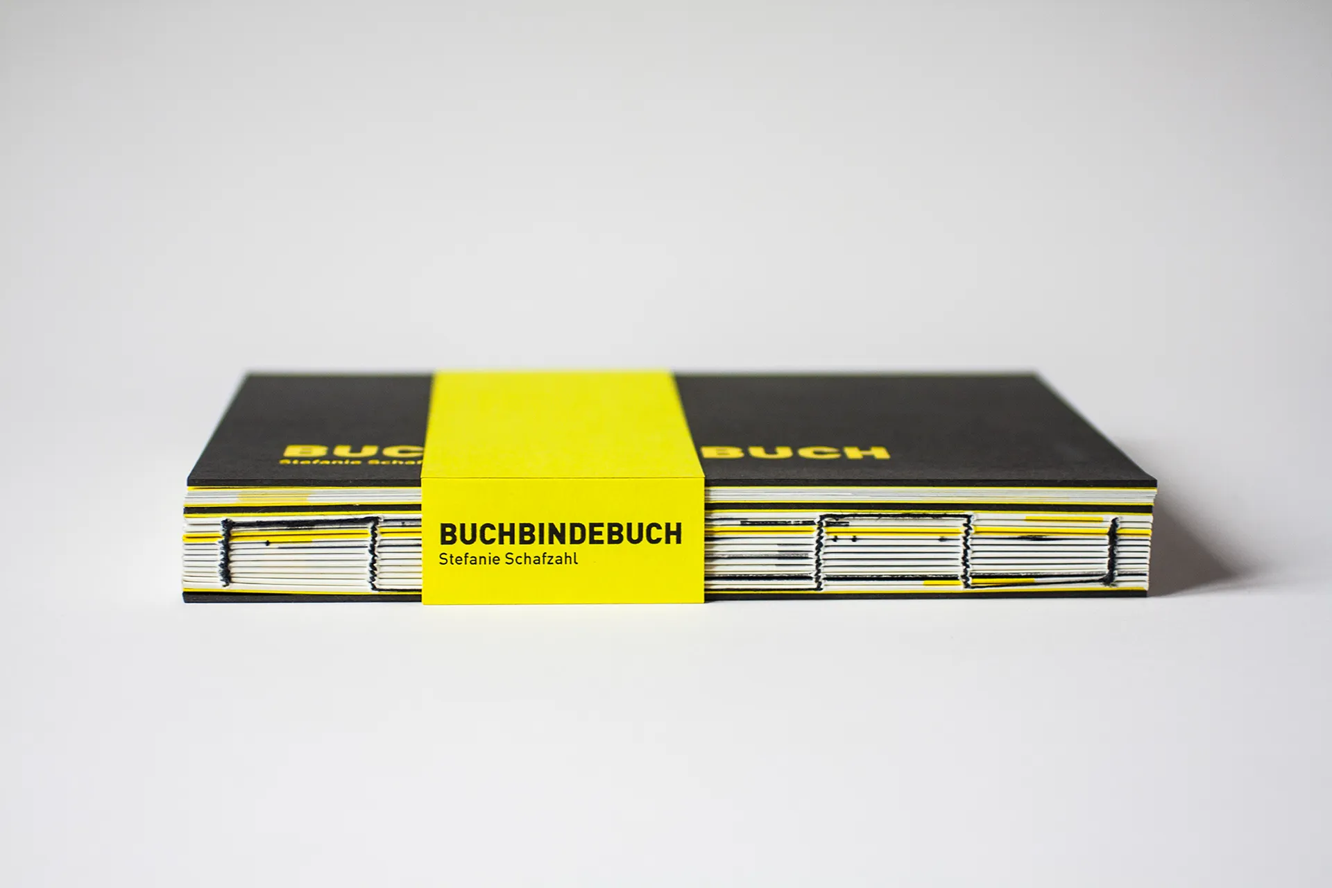 Editorial Design für Buchbindebuch von Stefanie Schafzahl-Corliss Design, zu sehen ist das originale handgebundene Buchbindebuch der Bachelorarbeit