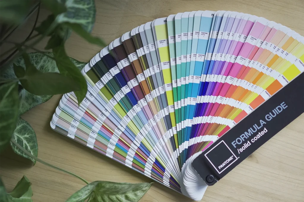 Branding Angebote von Corliss Design - Pantone Fächer für Branding Farben