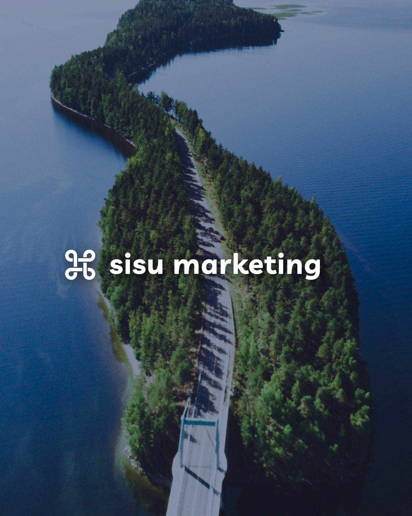 Logo (Sekundärlogo) von sisu marketing auf einem Foto einer finnischen Insel platziert. Logo by Corliss Design