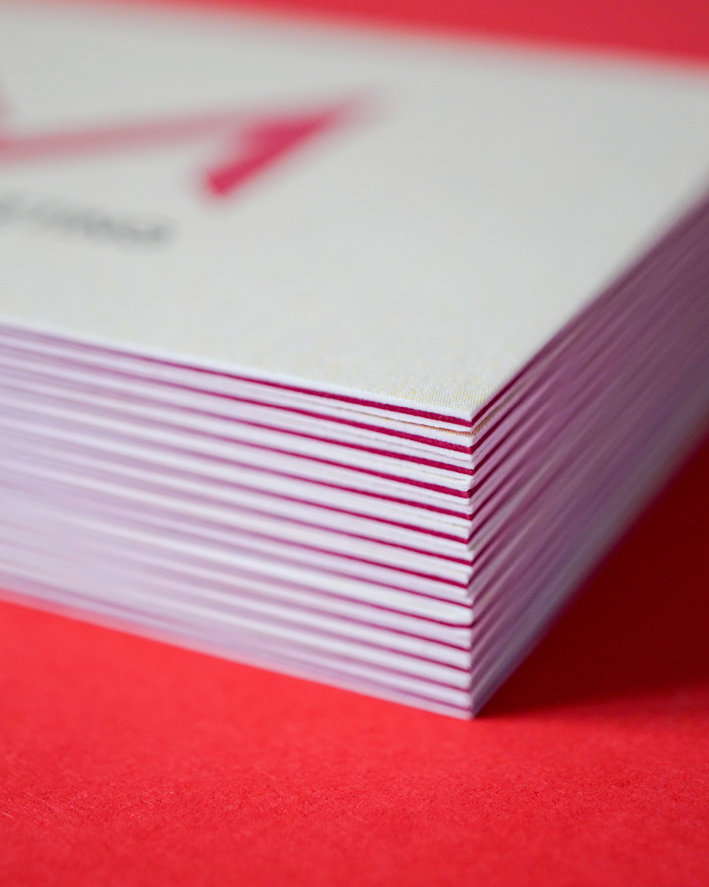 Detailansicht der Visitenkarten von maja marketing mit rotem Farbkern - Logo und Geschäftsdrucksorten by Corliss Design - Stefanie Schafzahl