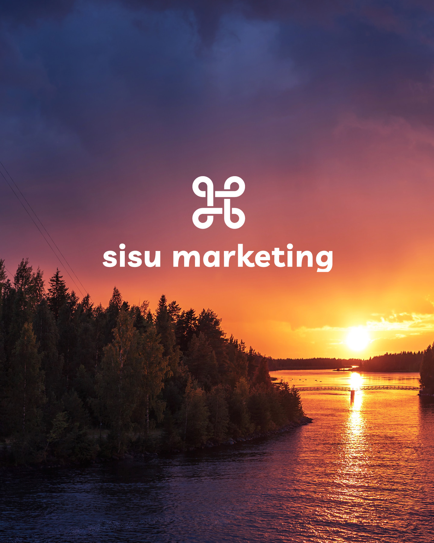 Primärlogo von sisu marketing platziert auf dem Bild, das die Farbpalette von sisu marketing inspiriert hat: eine bewaldete Insel in Finnland bei Sonnenuntergang mit warmen Rot- und Orangetönen. Logo & Farben by Corliss Design - Stefanie Schafzahl