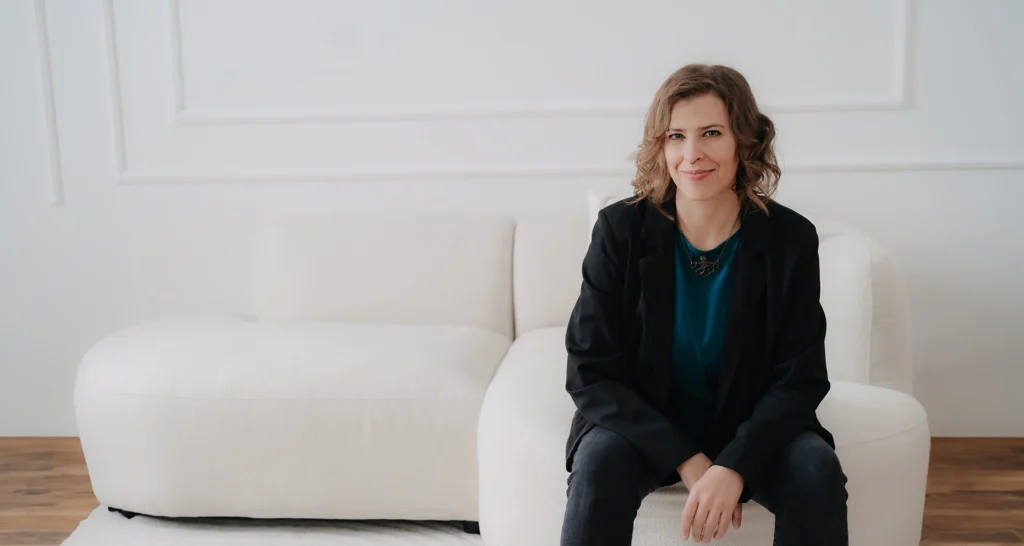 Stefanie Schafzahl von Corliss Design auf einer Couch