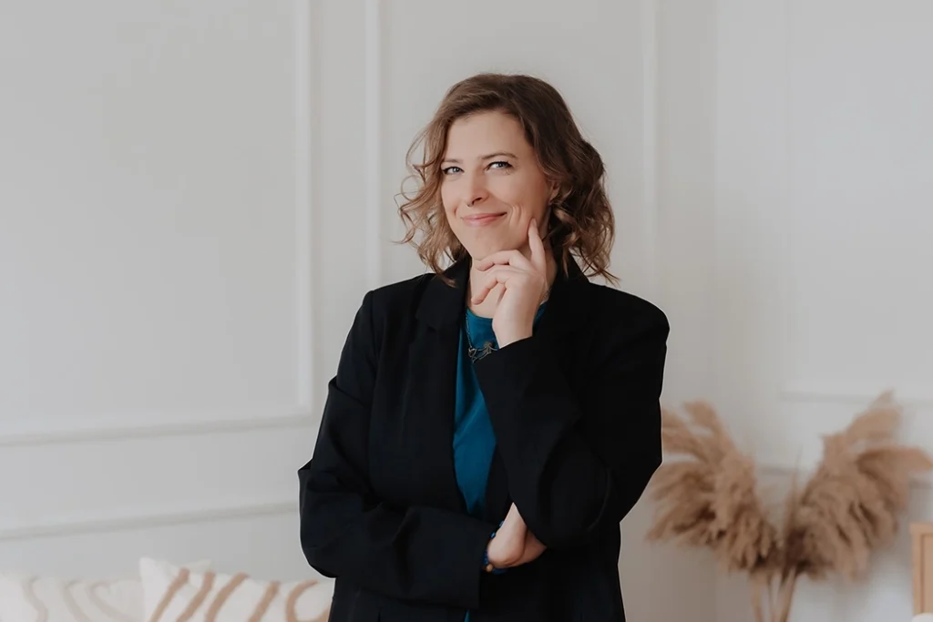 Stefanie Schafzahl von Corliss Design vor einer Wand