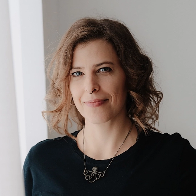 Stefanie Schafzahl von Corliss Design am Fenster