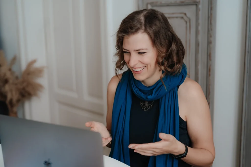 Design und Marken Beratung by Corliss Design - Stefanie in einem Call am Laptop