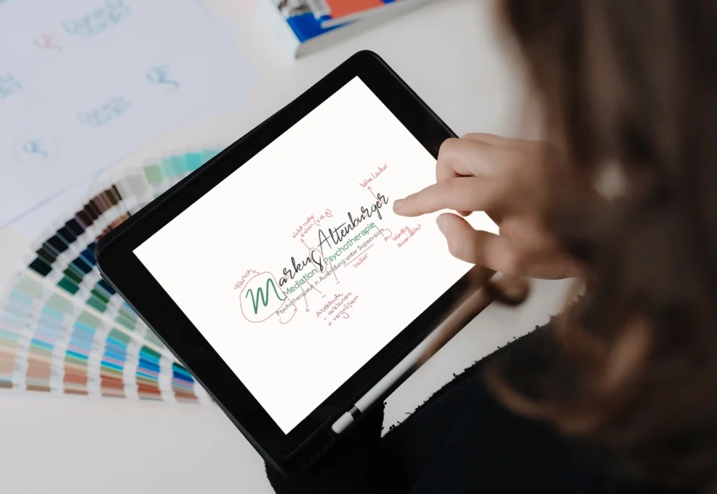 Design Beratung by Corliss Design - PDF am Tablet mit Markierungen was beim Logo verbessert werden sollte