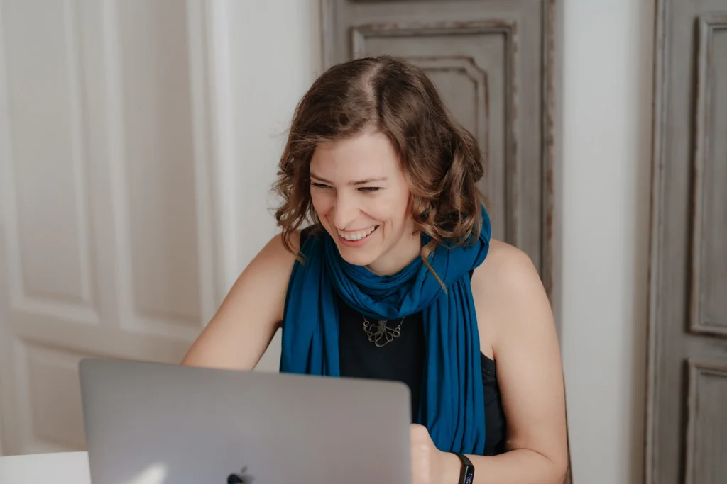 eigene Marke entwickeln mit professioneller Begleitung by Corliss Design - Stefanie in einem Call am Laptop