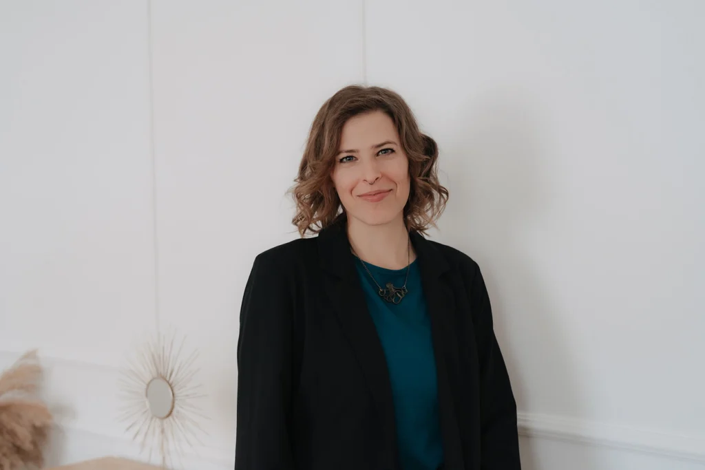 eigene Marke entwickeln mit professioneller Begleitung by Corliss Design - Stefanie lehnt an einer Wand