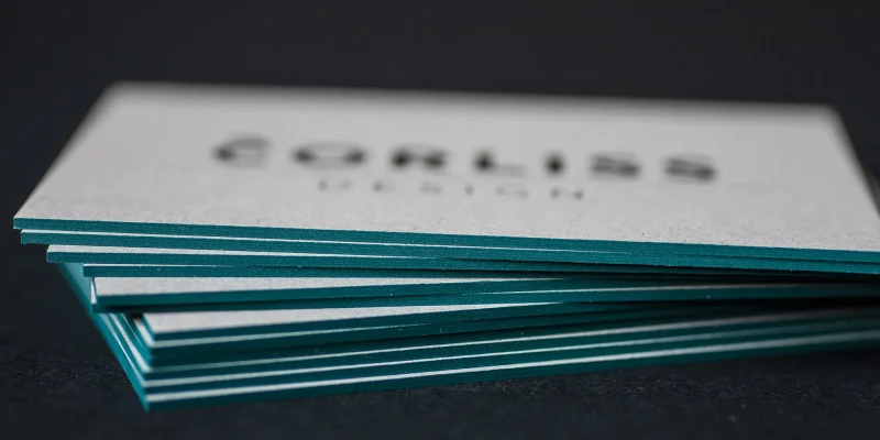 Brand Design von und für Corliss Design, zu sehen sind Visitenkarten mit Letterpress