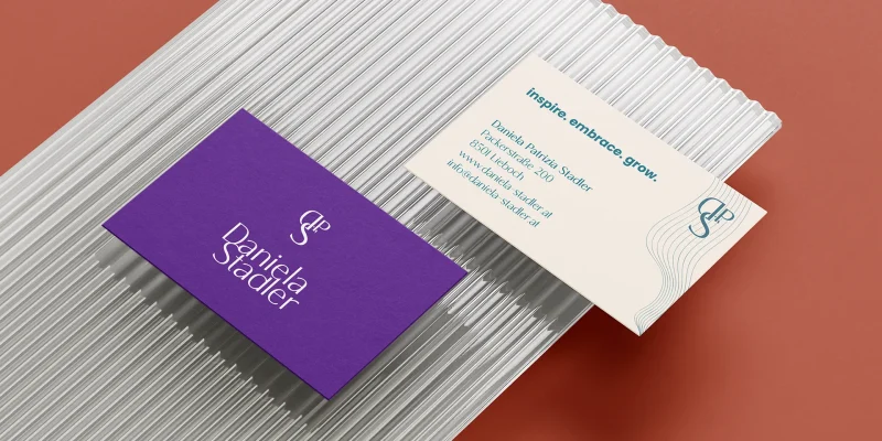 Brand Design für Daniela Stadler, entwickelt von Corliss Design, zu sehen ist die Gestaltung von Visitenkarten