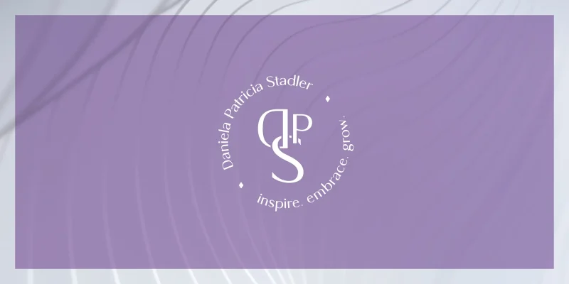 Brand Design für Daniela Stadler von Corliss Design, zu sehen ist die Bildmarke in weiß auf einem violetten Foto platziert