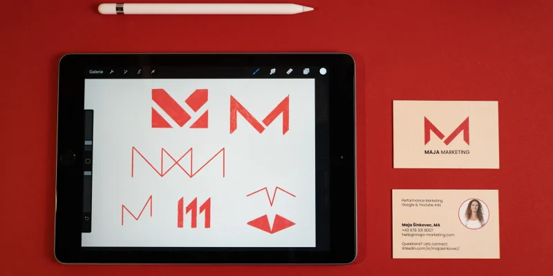 Brand Design von Corliss Design für Maja Sinkovec, zu sehen ist die Logo Skizze am Tablet und die Visitenkarten
