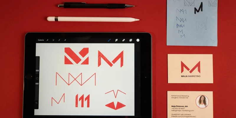 Brand Design von Corliss Design für Maja Sinkovec, zu sehen ist die Logo Skizze auf Papier, wie das Logo erstellt wurde und die Visitenkarten