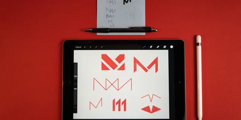 Brand Design von Corliss Design für Maja Sinkovec, von der ersten Logo Skizze Papier zu der Weiterentwicklung am Tablet