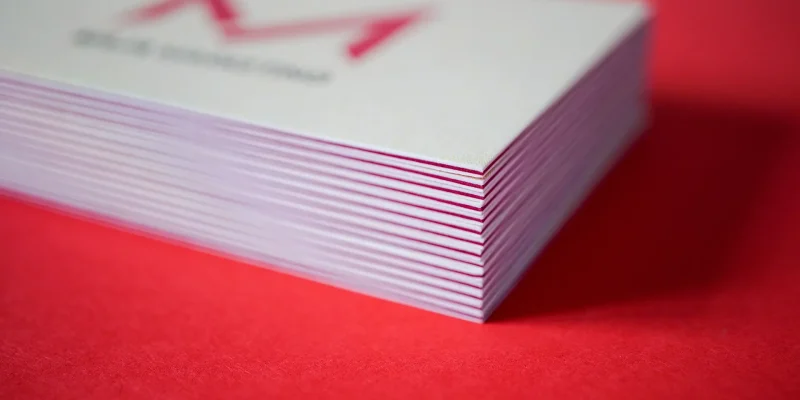 Brand Design von Corliss Design für Maja Sinkovec, zu sehen ist ein Stapel Visitenkarten mit Farbkern