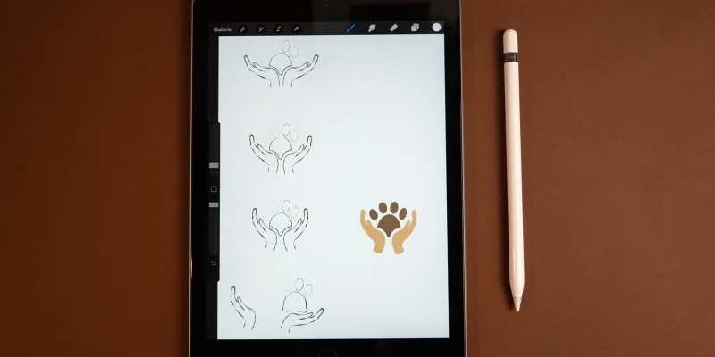 Brand Design von Corliss Design für Pfotenbalance, zu sehen sind Skizzen für das Logo am iPad