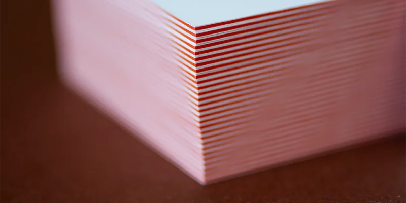 Brand Design von Corliss Design für Pfotenbalance, zu sehen ist ein Stapel Visitenkarten mit rotem Farbkern