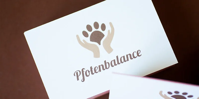 Brand Design von Corliss Design für Pfotenbalance, zu sehen ist das Logo auf der Vorderseite einer Visitenkarte