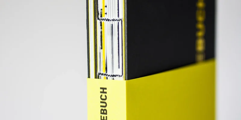 Editorial Design für Buchbindebuch von Stefanie Schafzahl-Corliss Design, zu sehen ist eine Nachaufnahme des originalen, handgebundenen Buchbindebuchs der Bachelorarbeit