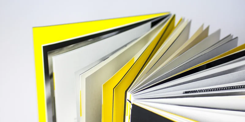 Editorial Design für Buchbindebuch von Stefanie Schafzahl-Corliss Design, zu sehen ist die Dos-a-Dos Umschlagtechnik des originalen, handgebundenen Buchbindebuchs der Bachelorarbeit