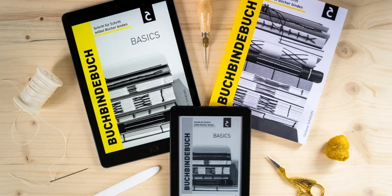 Editorial Design für Buchbindebuch von Stefanie Schafzahl-Corliss Design, zu sehen sind das Buchbindebuch in Printform sowie das Buchbindebuch Basics am Tablet und Kindle