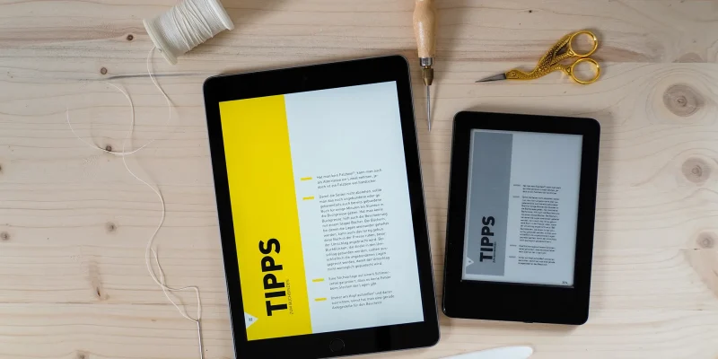 Editorial Design für Buchbindebuch von Stefanie Schafzahl-Corliss Design, zu sehen ist eine Seite des Buchbindebuch Basics, dem eBook am Tablet und Kindle